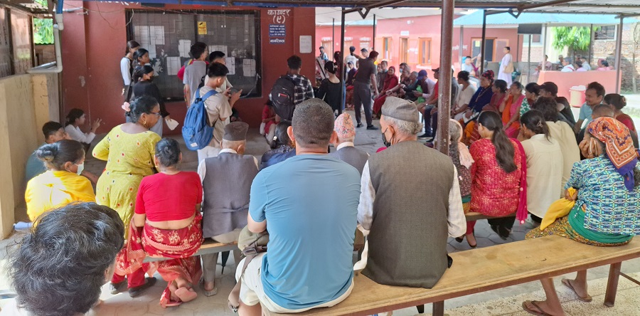 राष्ट्रिय परिचयपत्र बनाउन सास्ती, सेवाग्राहीलाई बिहान ६ बजेदेखि लाइन बस्नुपर्ने बाध्यता